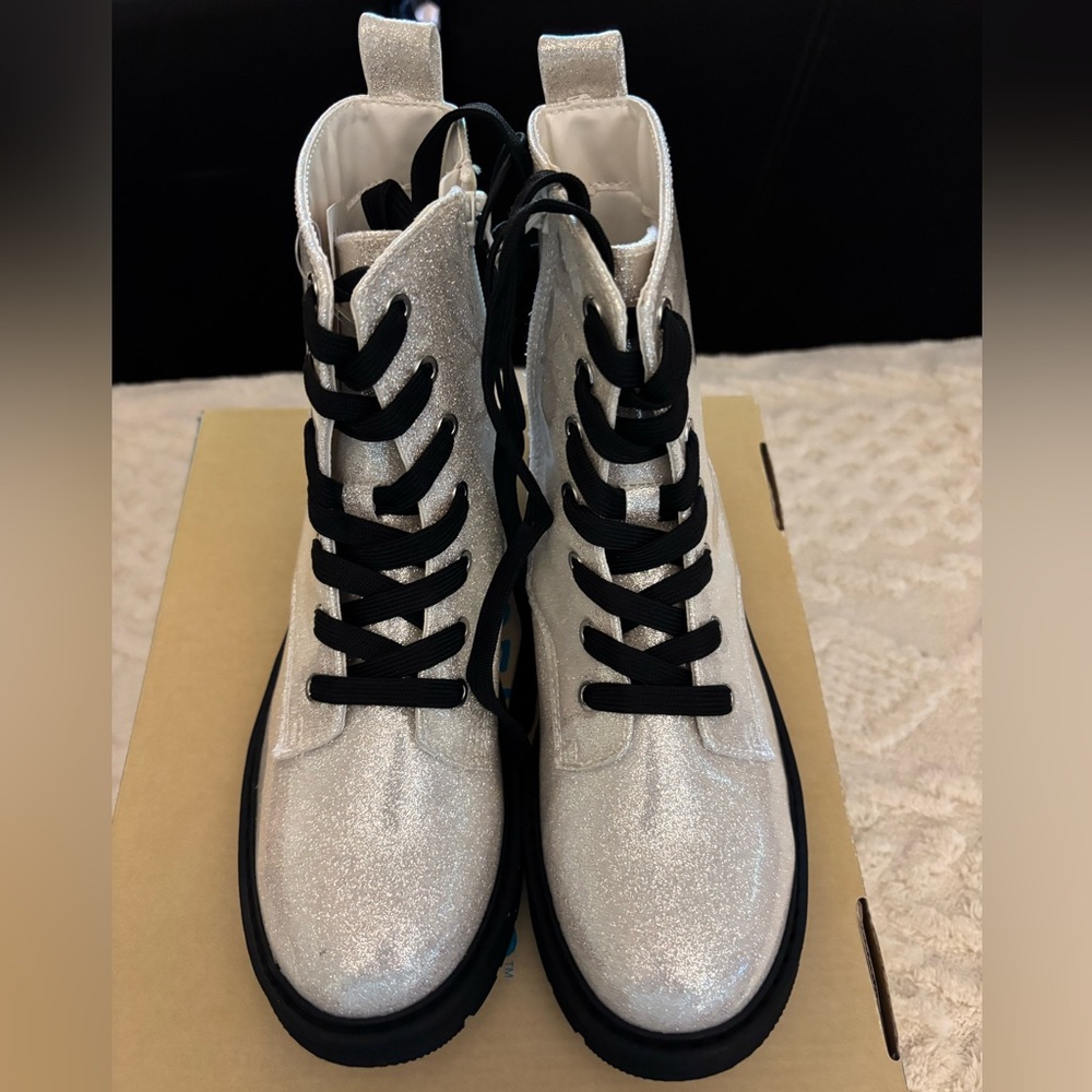 Thereabouts Girls Silver Glitter Boots W/Memory Foam Size 4